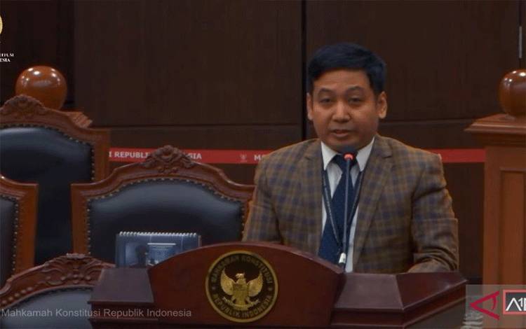 Tangkapan layar - Ahli dari konsultan hukum Saiful Anam memberikan keterangan sebagai ahli pemohon pengujian materiil Undang-Undang Penerbangan yang menyoal keterlambatan penerbangan di Ruang Sidang Utama, Gedung I MK, Jakarta, Senin (7/9/2026). (ANTARA/YouTube/Mahkamah Konstitusi/Laily Rahmawaty)