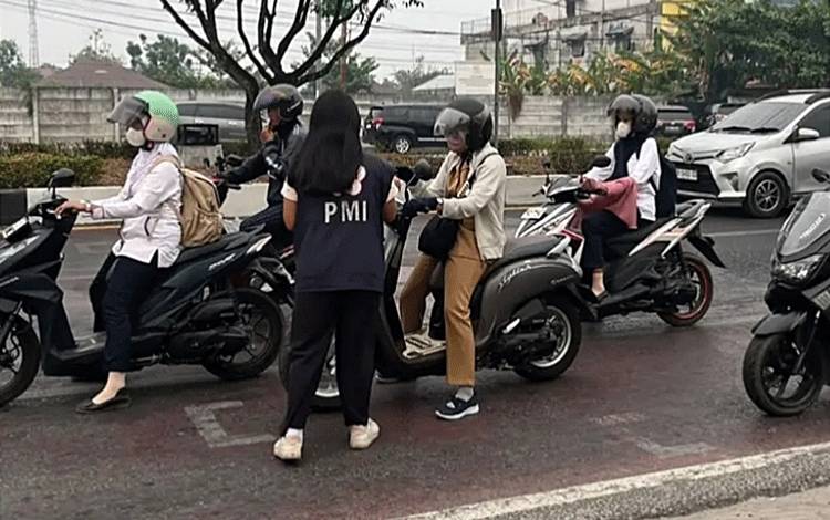 KSR PMI Bagikan Ribuan Masker Gratis di Jalan Tjilik Riwut Palangka Raya