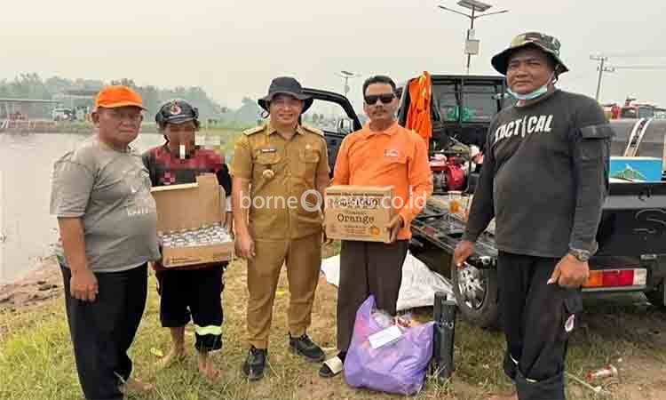 Lurah Langkai Serahkan Vitamin dan Susu Beruang kepada Relawan Karhutla