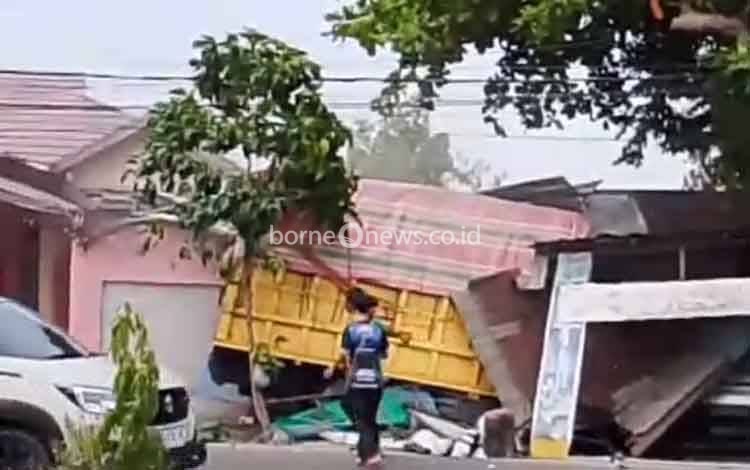 Truk Angkut LPG Tabrak Rumah dan Mobil Parkir di Jalan Tol Ukhuwah Banjarmasin
