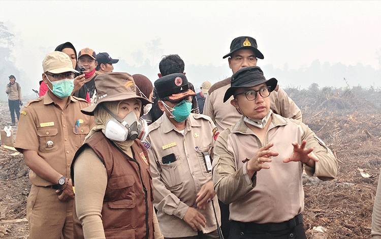 Bupati Kobar Hj. Nurhidayah saat meninjau lokasi Karhutla. (Foto : Danang)