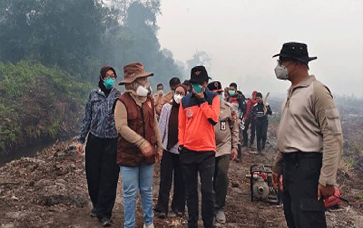 Menembus Asap dan Medan Ekstream Perjuangan Bupati Kobar Pantau Karhutla di KM 19