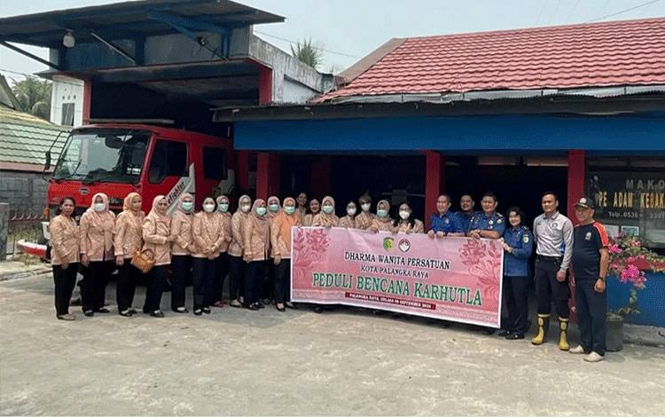 Dukung Penanganan Karhutla, DWP Palangka Raya Serahkan Bantuan ke Disdamkarmat Palangka Raya