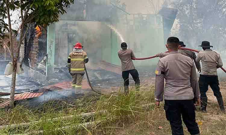 Api Karhutla Merembet ke Permukiman, Rumah Warga di Kereng Bangkirai Hangus Terbakar