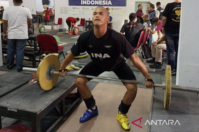 Lifter Indonesia Rizki Juniansyah berlatih untuk menghadapi SEA Games Thailand 2025, Jakarta, Rabu (5/11/2025). ANTARA/Donny Aditra