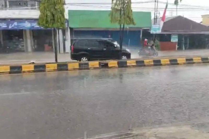 Usai Shalat Istisqa, Sejumlah Wilayah Sangatta Diguyur Hujan Lebat