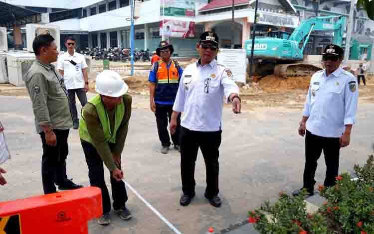 Bupati Barito Utara Cek Langsung Pelebaran Jalan, Pastikan Pembangunan Infrastruktur Berjalan Sesuai Rencana