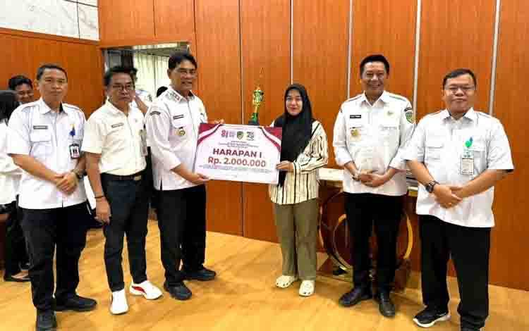 Bupati Barito Utara Serahkan Hadiah Lomba Agustusan, Apresiasi Kekompakan dan Gotong Royong Warga