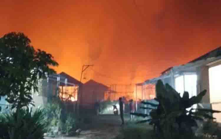 Langit Pemurus Tembikar Kanan Memerah Akibat Kebakaran Lahan, Warga Alami Sesak Napas