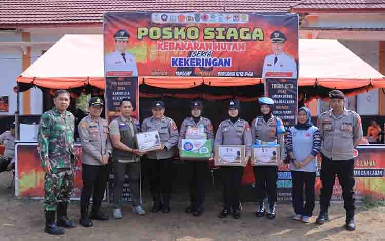 Polwan dan Bhayangkari Seruyan Salurkan Bantuan untuk Petugas Karhutla