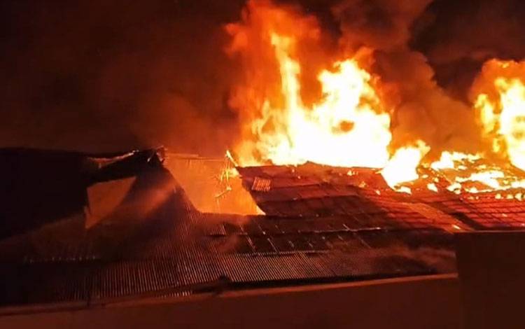 Suara Patahan Kayu Dini Hari Jadi Awal Kebakaran Gudang PT Intiboga Mandiri di G Obos Palangka Raya