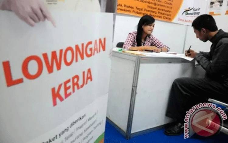 Ilustrasi--Seorang pencari kerja mengisi pendaftaran di salah satu stand perusahaan saat bursa kerja. (FOTO ANTARA/Oky Lukmansyah))