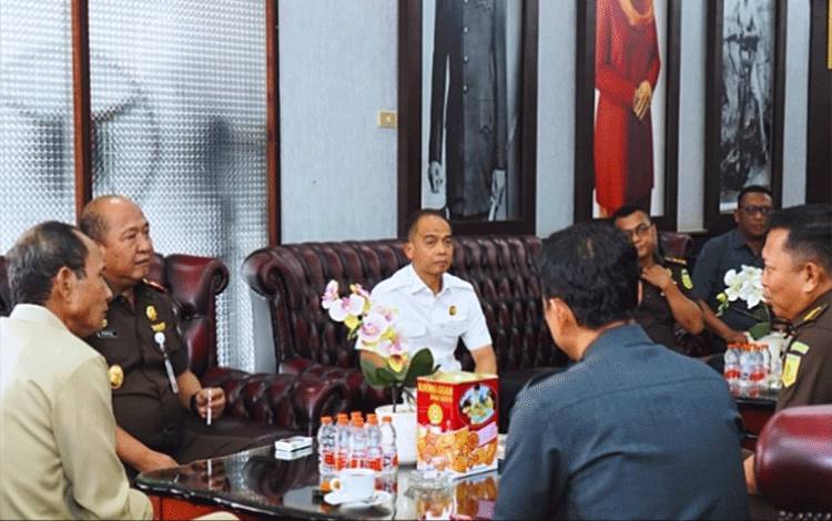 Kajati Kalteng Hendrizal Husin saat melakukan kunjungan di ruang Ketua DPRD Kalteng. (Foto : PATHUR)