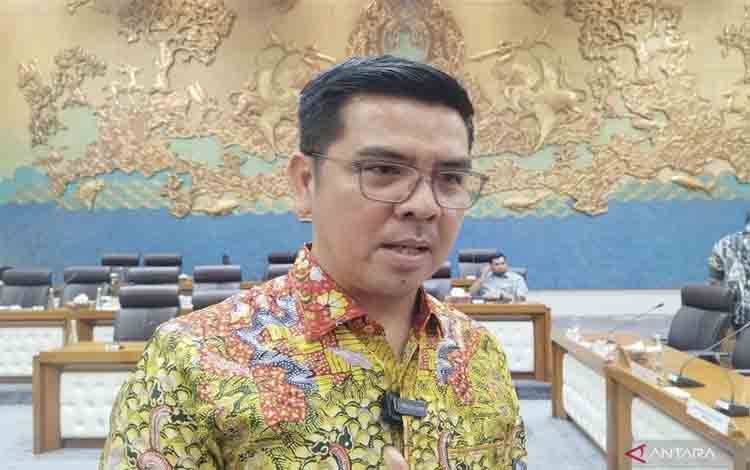 Anggota Komisi VII DPR RI Bane Raja Manalu saat diwawancarai di kompleks parlemen, Jakarta, Kamis (4/9/2025). (ANTARA/Bagus Ahmad Rizaldi)