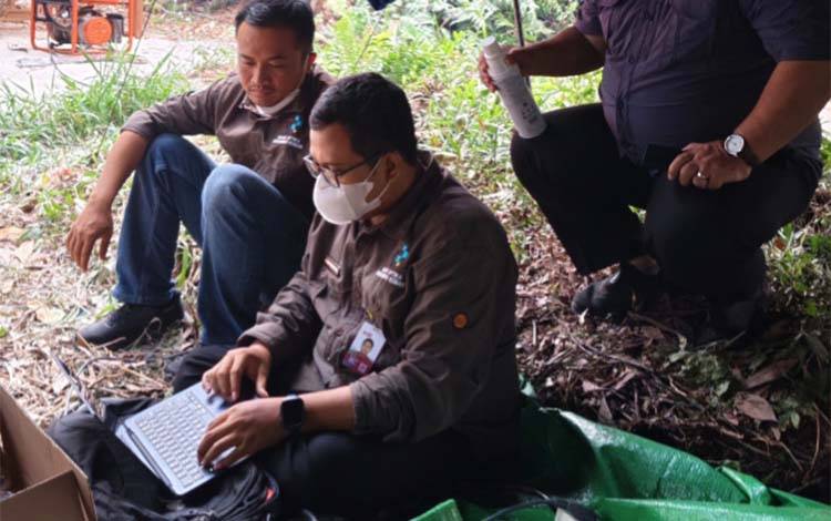 Diskominfo Kobar Pasang Internet Satelit di Posko Karhutla KM 20 untuk Perkuat Komunikasi Petugas di Tengah Blank Spot