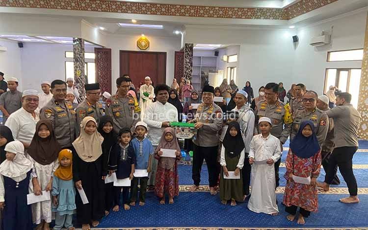 Silaturahmi ke Masjid Natabel Jannah, Wakapolri Komjen Pol Dedi Prasetyo Berbagi Kepada Anak Yatim