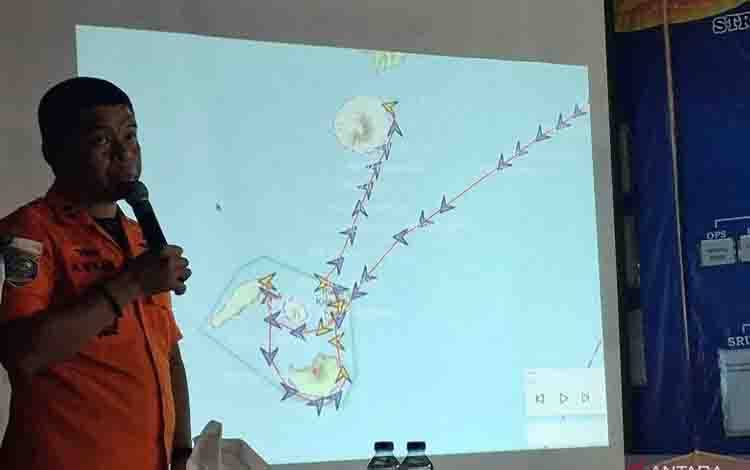 Kepala Kantor SAR Banten Al Amrad menyampaikan laporan hasil pencarian hari keempat lima jurnalis dan tiga awak kapal yang hilang saat meliput erupsi Gunung Anak Krakatau di Pos SAR Dermaga Marina Carita, Pandeglang, Banten, Jumat (11/9/2026). ANTARA/Lintang Budiyanti Prameswari.