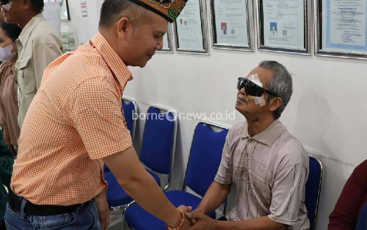 Bupati Gunung Mas Jaya S Monong Berharap Operasi Katarak Gratis Bantu Masyarakat Kembali Melihat Dunia
