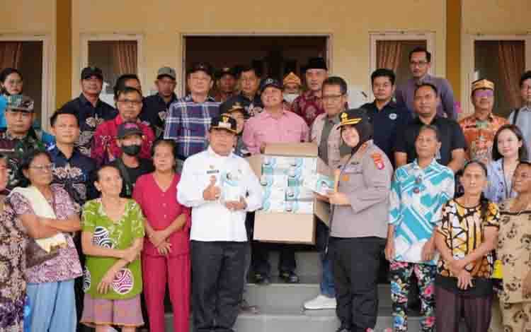 Warga Terdampak Karhutla di Timpah Terima Bantuan Logistik dan Masker