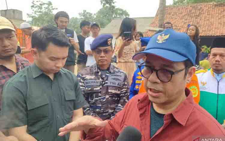 Wakil Menteri Komunikasi dan Digital, Nezar Patria dalam wawancara cegat di Posko SAR di Dermaga Pantai Marina, Pandeglang, Banten, Sabtu (12/9/2026). ANTARA/Zubi Mahrofi