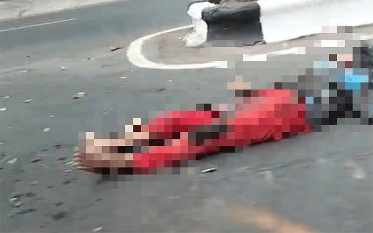 Pemotor Tergeletak Bersimbah Darah Usai Kecelakaan di Pertigaan Ahmad Yani-Seth Adji Kapuas