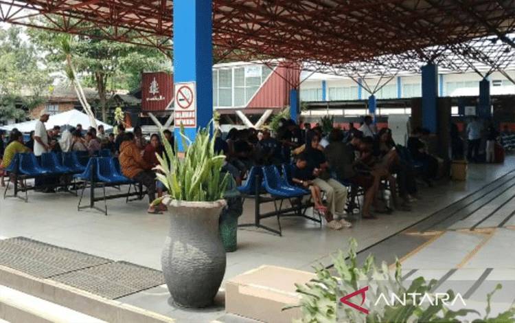Keluarga Korban Virgo Transport 8 Menanti Kabar di Pelabuhan Trisakti