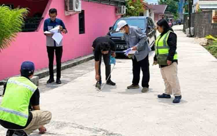 Tim Dinas PUPR Palangka Raya saat melakukan serah terima pertama pekerjaan jalan anugrah. (FOTO: IST)?