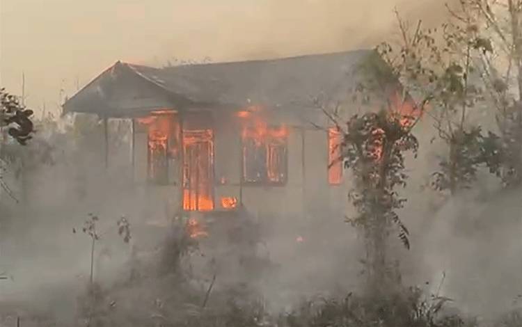 Rumah Kayu di Palangka Raya Terbakar dampak Kebakaran Lahan