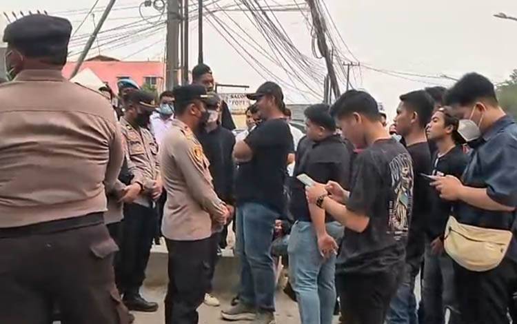Massa Gelar Aksi di Kantor Pertamina Palangka Raya Tuntut Transparansi Distribusi BBM