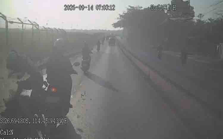 Bus Tayo Rekam Detik-detik Motor Masuk Kolong di Landasan Ulin