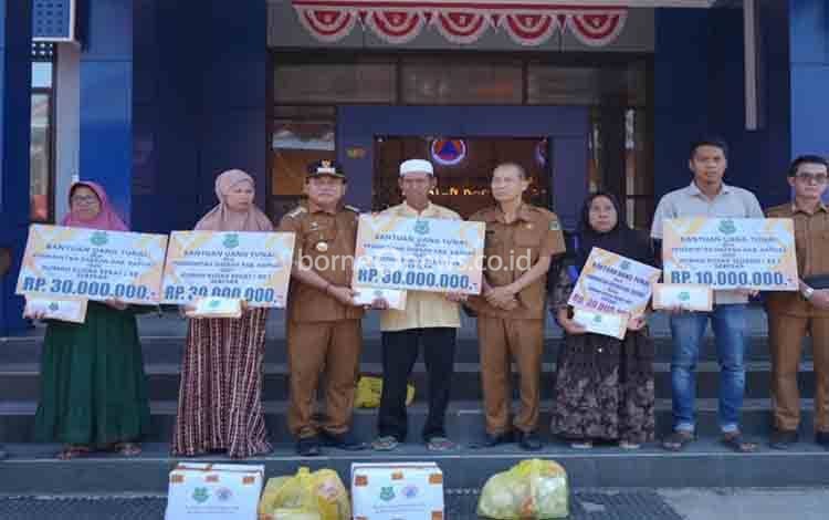 8 KK Korban Kebakaran di Kapuas Terima Bantuan Rp163,7 Juta