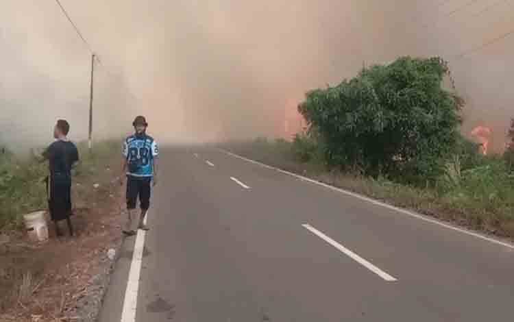 Asap Tebal Karhutla Selimuti Jalan Poros Dadahup