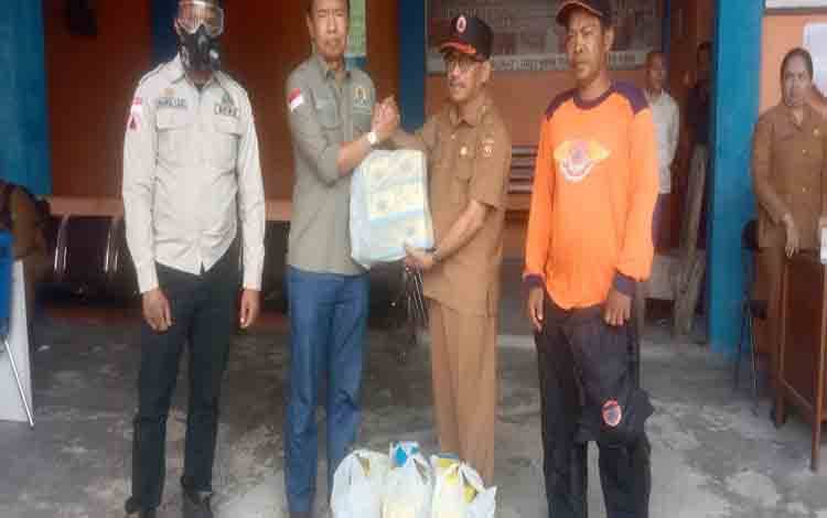 Anggota DPR RI Bambang Purwanto Serahkan Bantuan Masker untuk Tim Satgas Karhutla Kobar