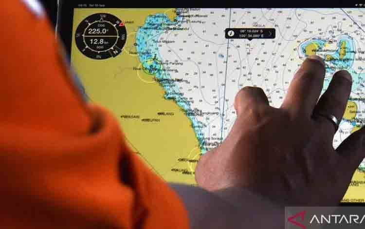 Petugas Basarnas KN SAR Antasena melakukan navigasi laut saat operasi pencarian lima jurnalis dan tiga awak kapal yang hilang kontak di perairan Selat Sunda, Banten, Selasa (15/9/2026). Hari kedelapan pencarian, tim SAR gabungan membagi wilayah operasi menjadi lima sektor dengan total luas area pencarian 3.962 mil laut persegi dengan melibatkan 20 kapal. ANTARA FOTO/Indrianto Eko Suwarso/nz