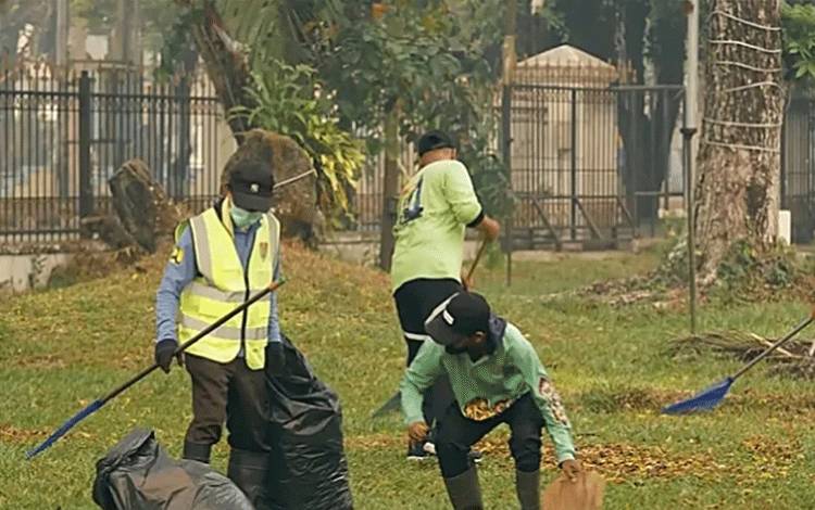 Jaga Kebersihan Lingkungan Kerja, Seluruh Jajaran DLH Kalteng Gelar Kerja Bakti