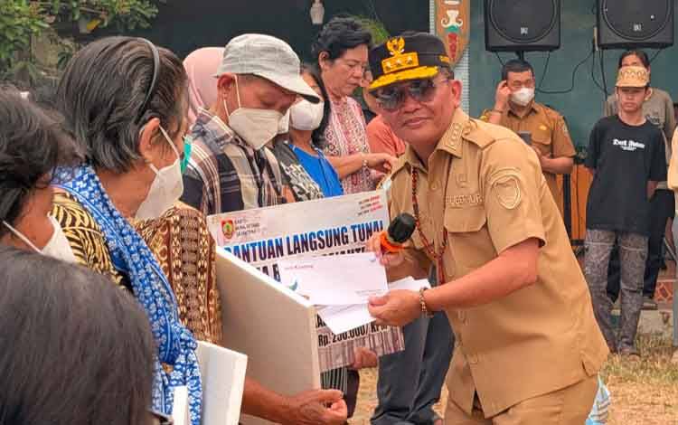 Gubernur Kalimantan Tengah Agustiar Sabran memberikan bantuan KHBS di Desa Sei Gohong, Kota Palangka Raya, Selasa, 15 September 2026. (FOTO: HERMAWAN)