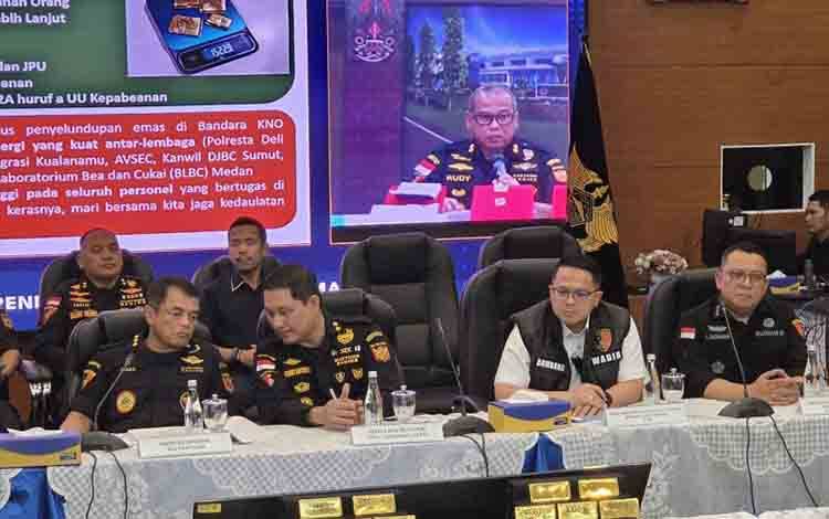 Direktur Jenderal Bea dan Cukai (Dirjen Bea Cukai) Djaka Budhi Utama menyampaikan keterangan pers kepada wartawan dalam konferensi pers, di Jakarta, Selasa (15/9/2026). ANTARA/Bayu Saputra