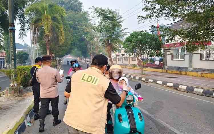 Asap Karhutla kian Tebal, LDII Kobar Bagikan 1.000 Masker ke Warga