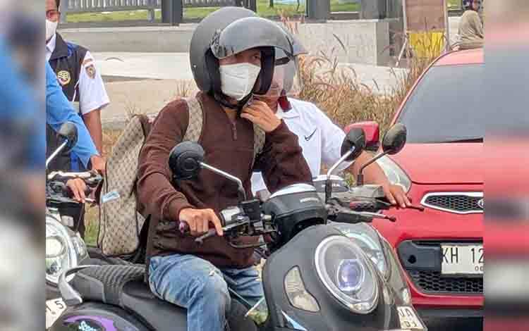 Masyarakat di Palangka Raya menggunakan masker saat beraktivitas di luar ruangan. (FOTO: HERMAWAN)