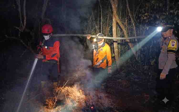 Karhutla di Magantis Barito Timur Dipadamkan hingga Malam, Akar Tebal Jadi Kendala