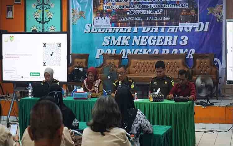Kejati Kalteng Gelar Penerangan Hukum di Dua Sekolah, Tekankan Peran Guru Bentuk Karakter Integritas Siswa