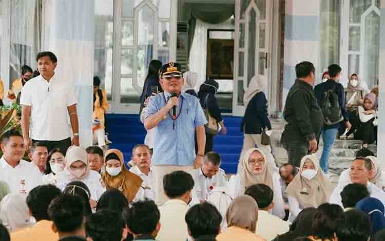 Gubernur Agustiar Minta Mahasiswa Tetap Semangat Belajar di Tengah Karhutla