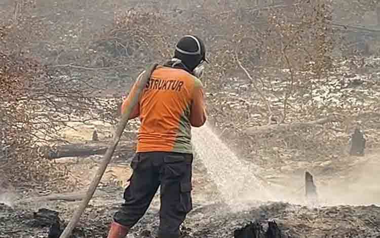 Penyiraman lahan terbakar Kalteng. Mahasiswa dan pemuda dinilai memiliki peran penting dalam mengatasi Karhutla Kalteng. (FOTO: NITTA)