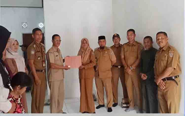 Disdukcapil Seruyan Serahkan Dokumen Kependudukan kepada Korban Kebakaran