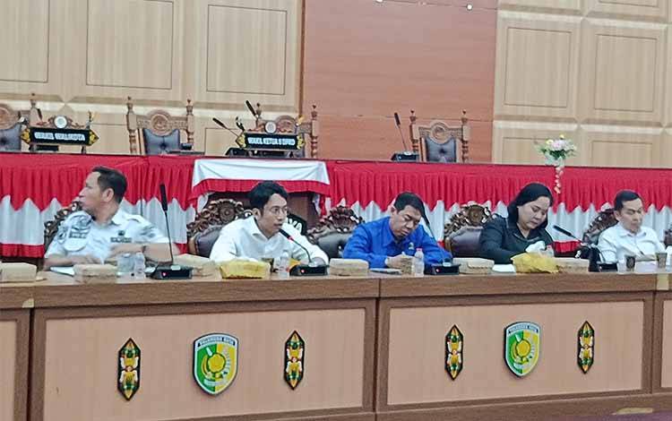RDP Komisi III DPRD Kota Palangka Raya bersama Pemerintah Kota Palangka Raya membahas penanganan karhutla. (FOTO: MARINI)
