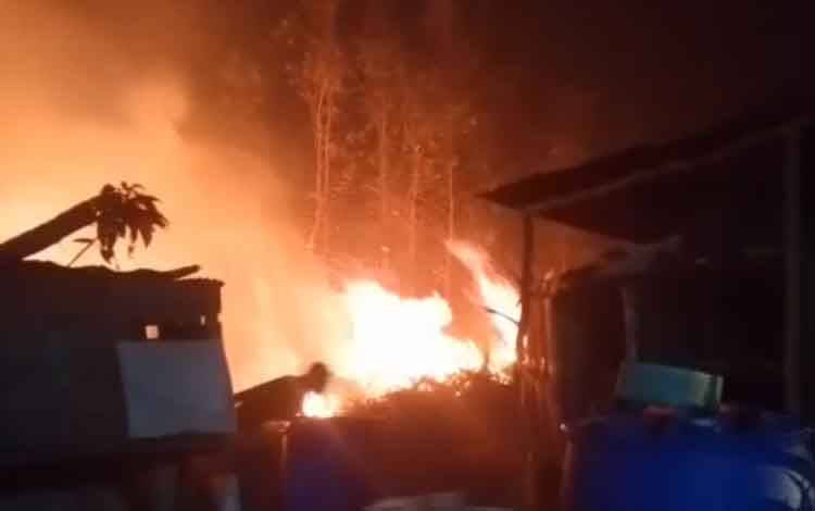 Karhutla di Desa Dadahup Dekati Rumah Warga, Air Jadi Kendala