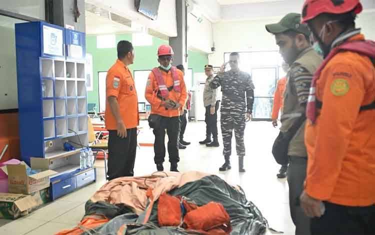 Satu liferaft dan sejumlah lifejacket yang diduga berkaitan dengan kecelakaan KM Virgo Transport 8 yang dibawa ke Pelabuhan Trisakti, Banjarmasin, Rabu, 16 September 2026. (FOTO: Basarnas Bjm)