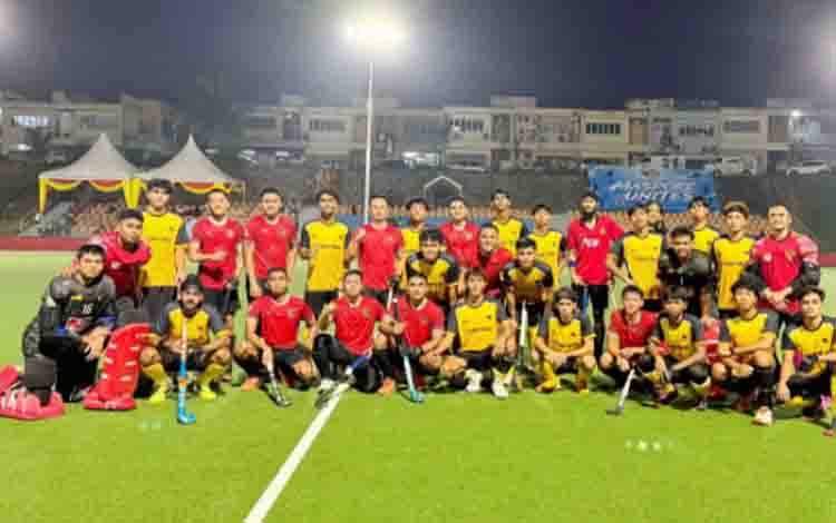 Dokumentasi timnas hoki lapangan putra Indonesia berpose seusai menjalani TC di Malaysia. HO-timnas hoki lapangan (ANTARA)