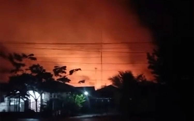 Karhutla yang berlangsung di Kapuas Timur dan mendekati permukiman warga pada Kamis dini hari, 17 September 2026. (FOTO: TRC Kapuas)