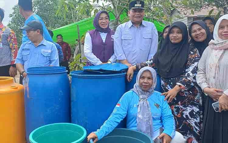 Warga Desa Sei Ijum Raya menerima bantuan air bersih, Kamis, 17 September 2026. (FOTO: DEWIP)